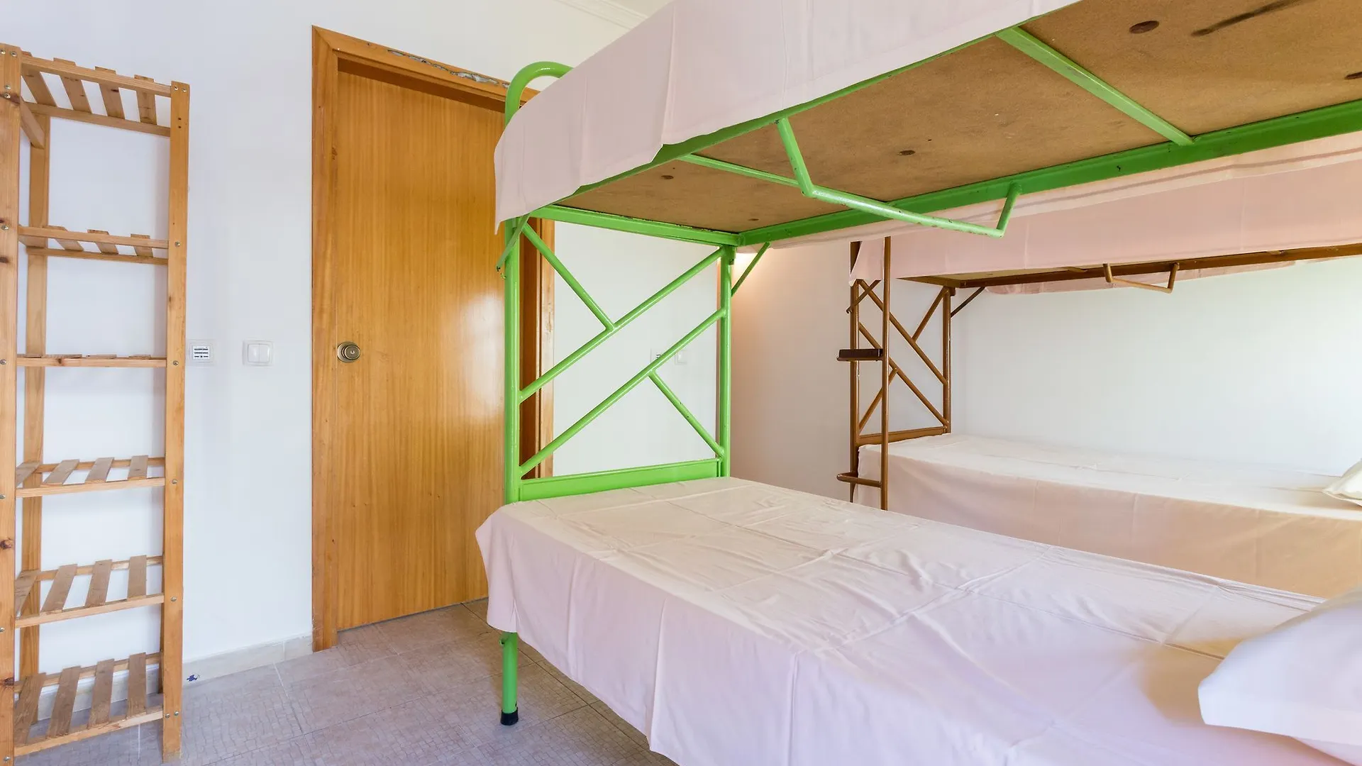 The 17 Party Hostel Λάγος 0*,